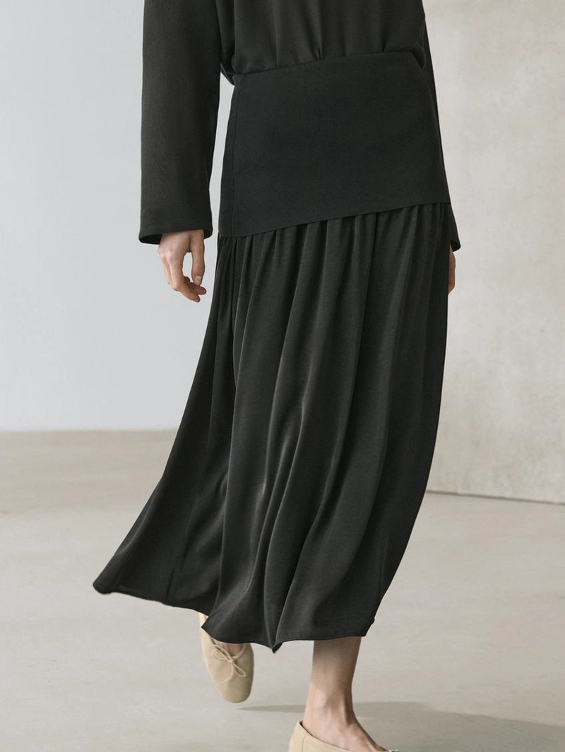 Юбка-миди с контрастными деталями