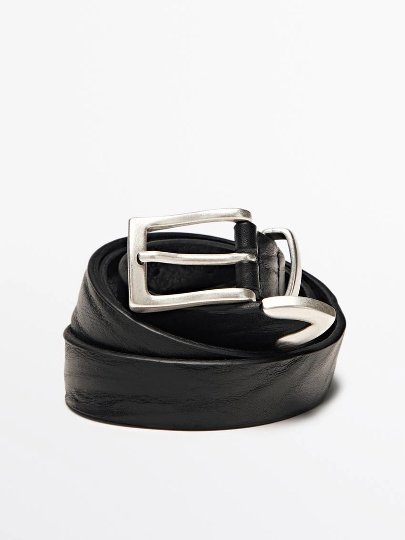 Кожанный ремень с деталями на наконечнике