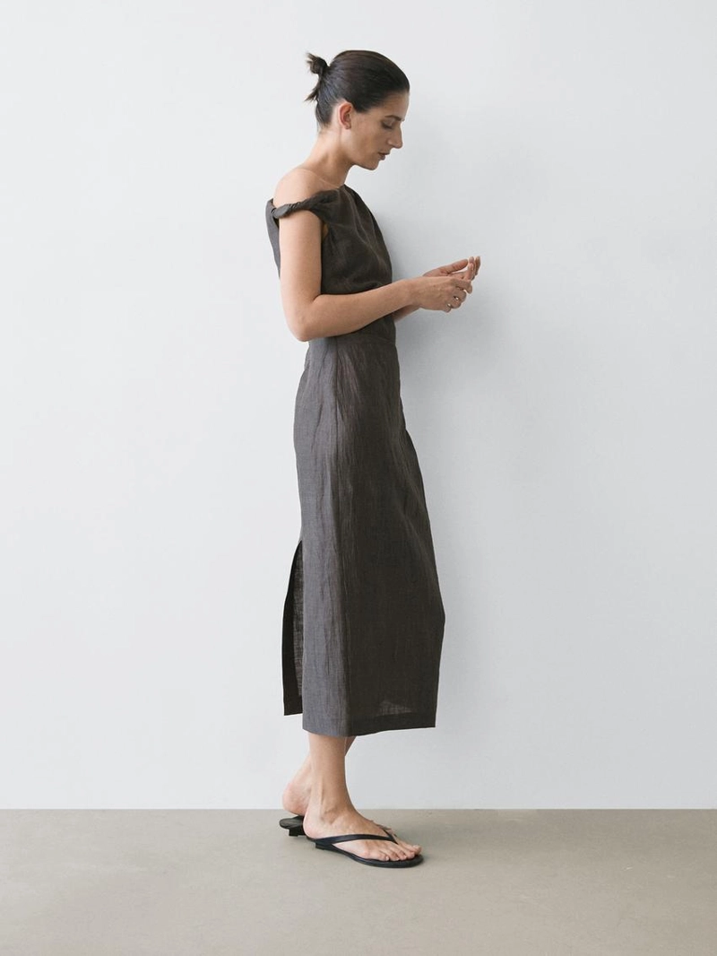 Платье миди с драпировкой на плечиках