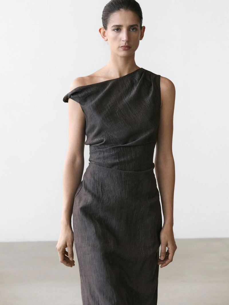 Платье миди с драпировкой на плечиках