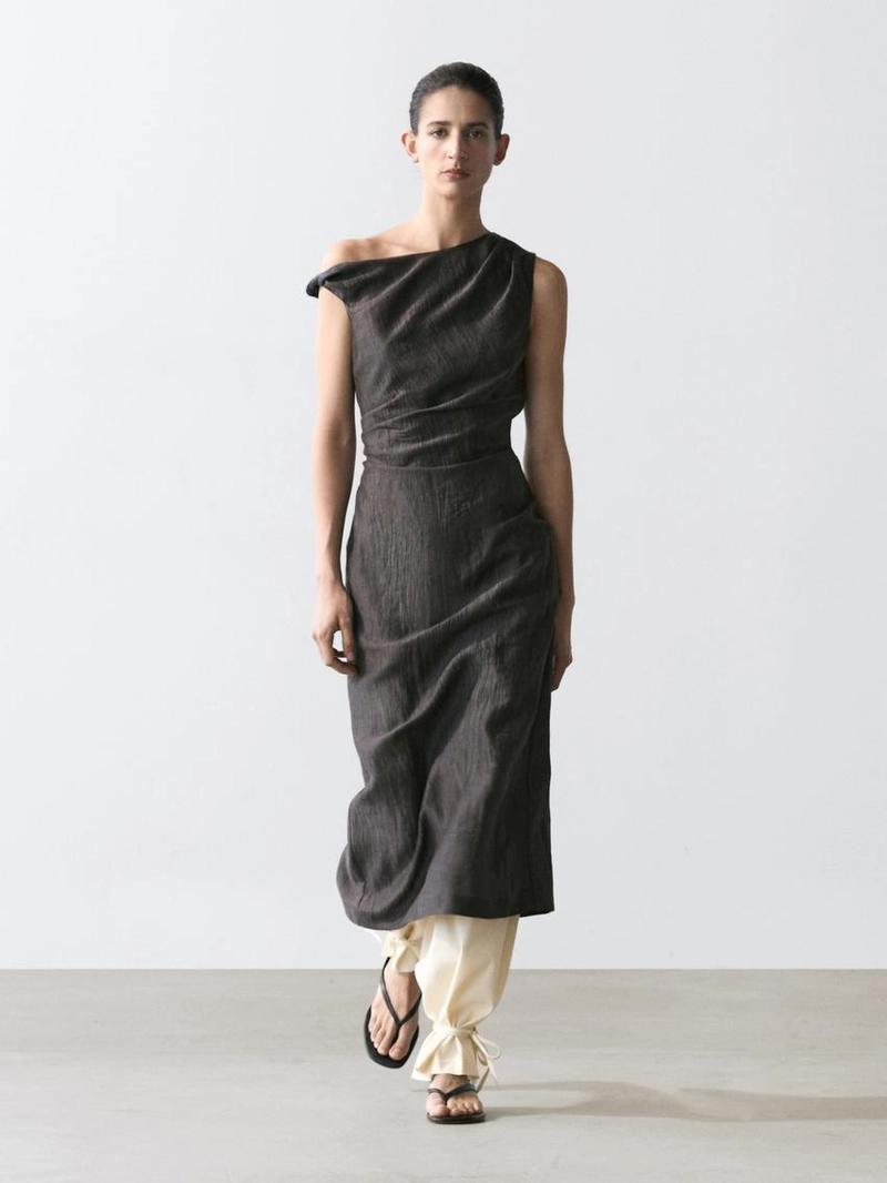 Платье миди с драпировкой на плечиках