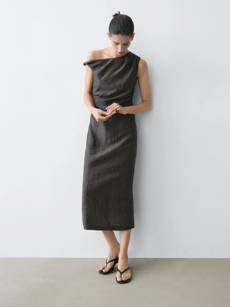 Платье миди с драпировкой на плечиках