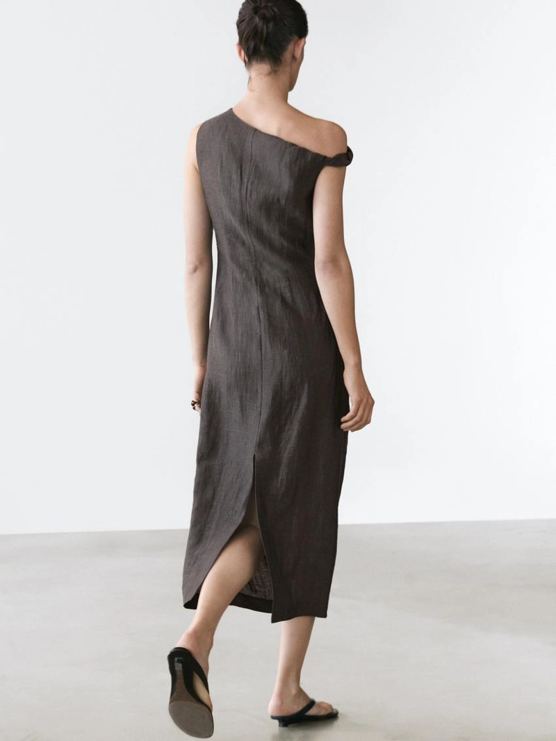 Платье миди с драпировкой на плечиках