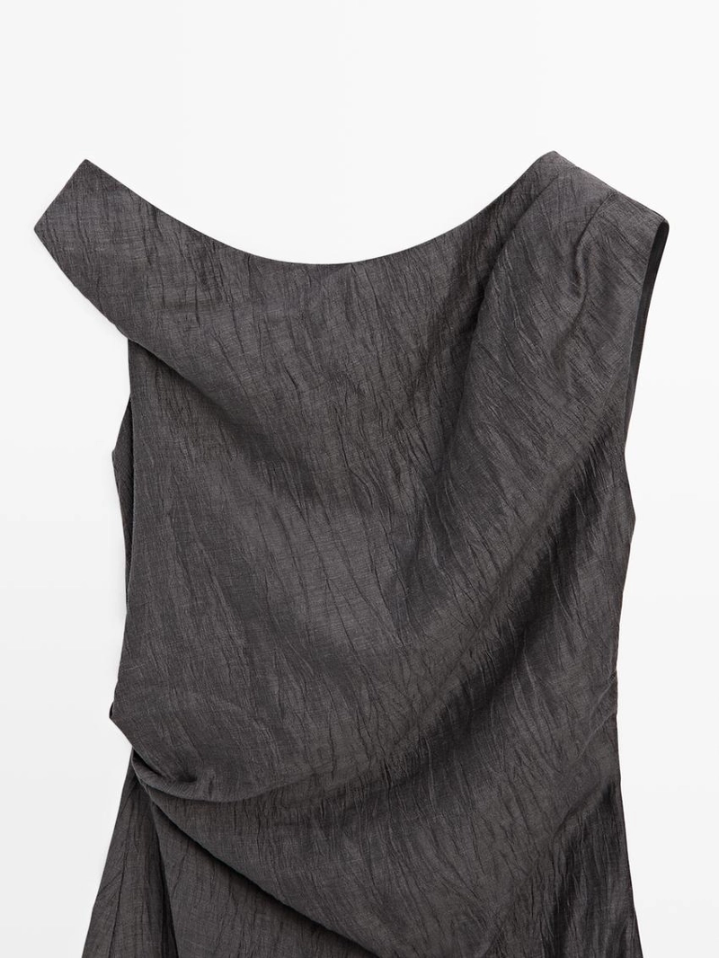 Платье миди с драпировкой на плечиках