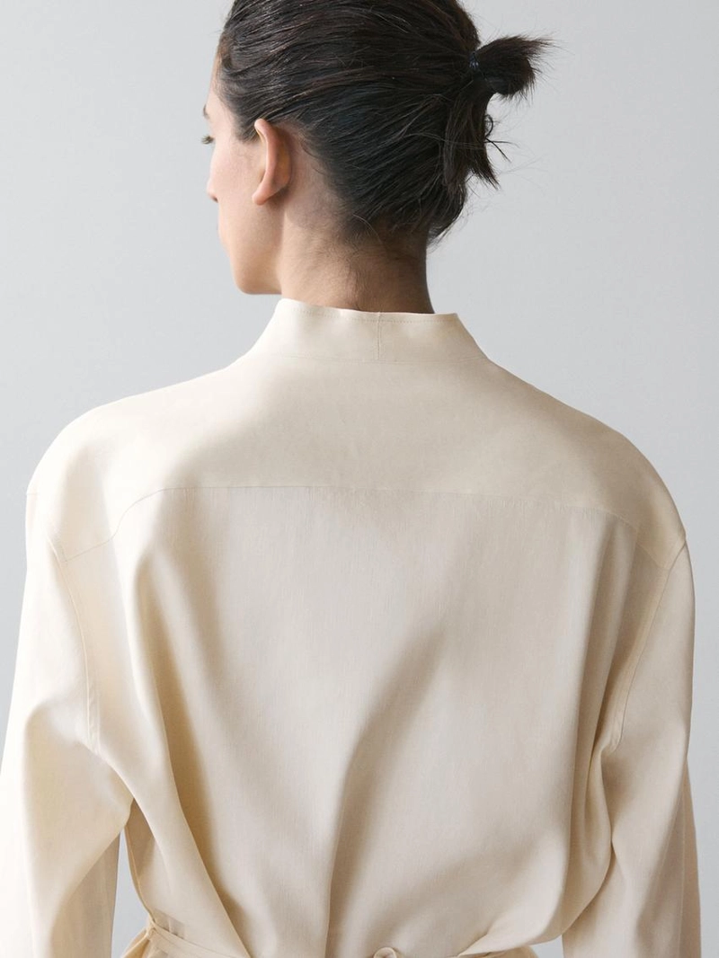 Потоковая рубашка с деталями воротника