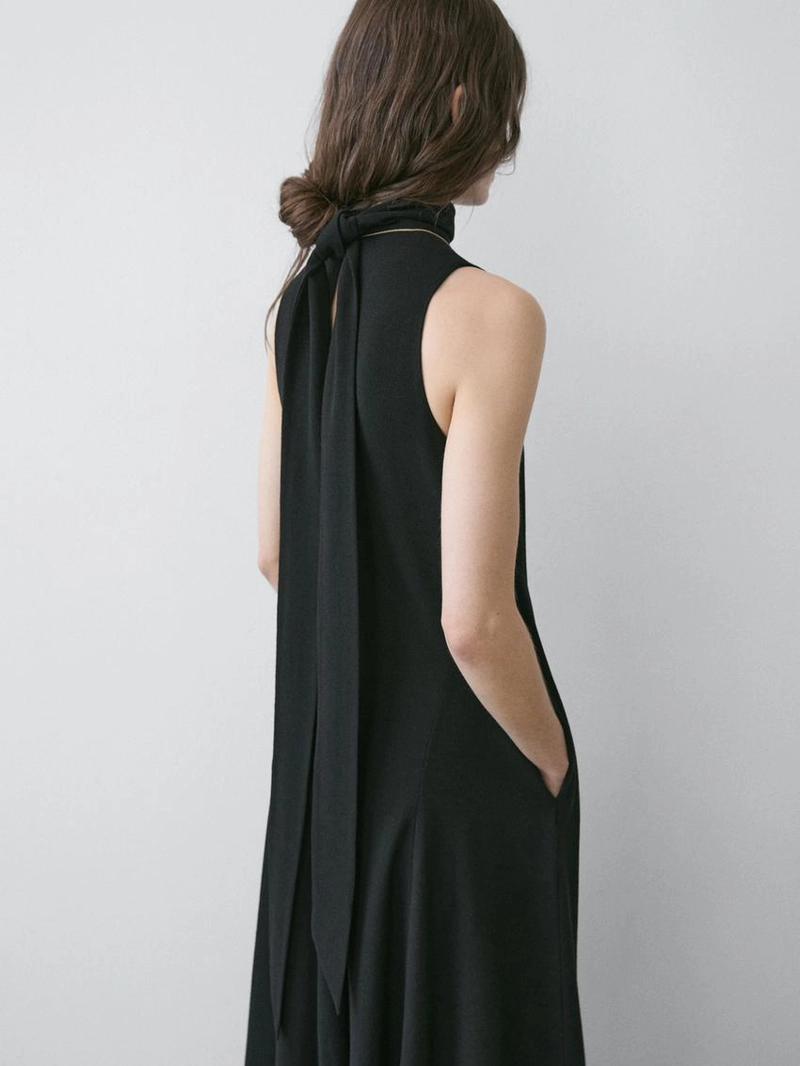 Платье миди с вырезом на шее и деталью банта