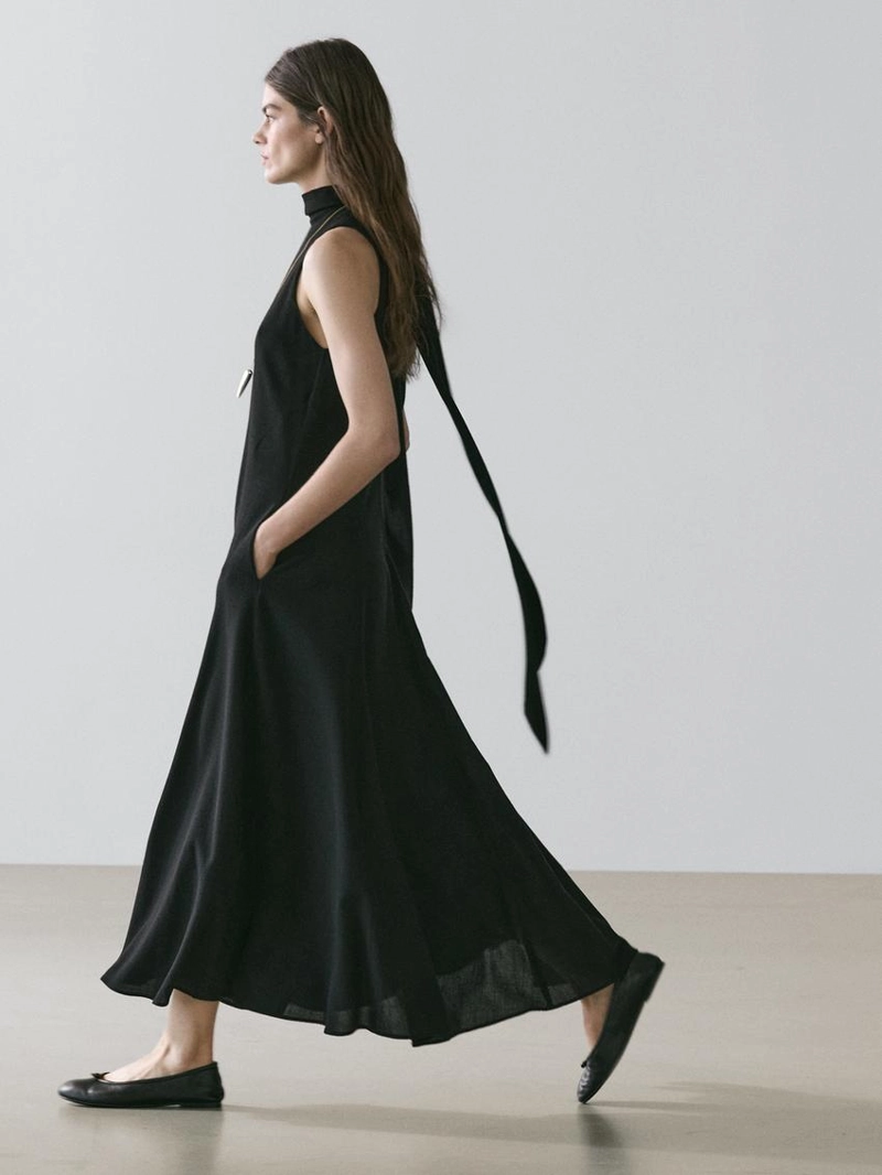 Платье миди с вырезом на шее и деталью банта