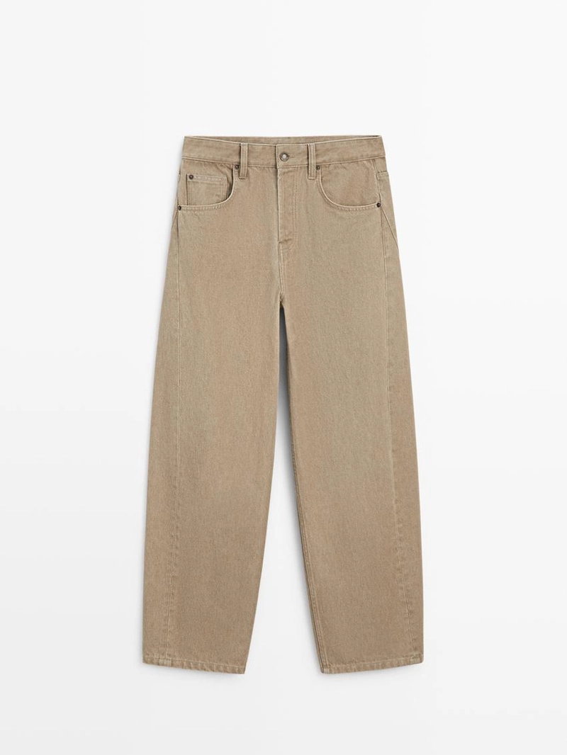 Джинсы с завышенной талией и объемом в районе бедер