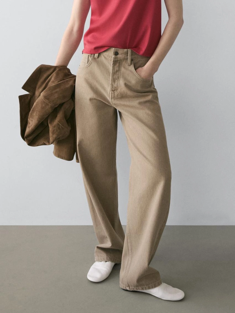 Джинсы с завышенной талией и объемом в районе бедер