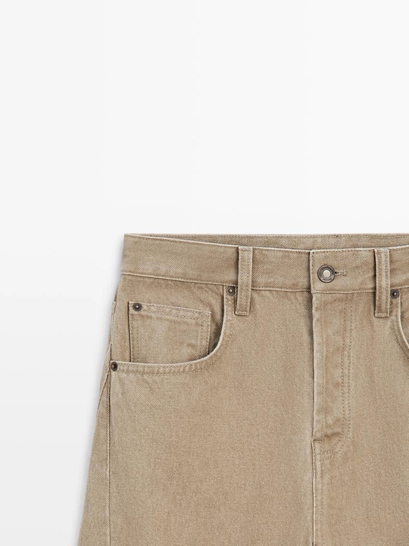 Джинсы с завышенной талией и объемом в районе бедер