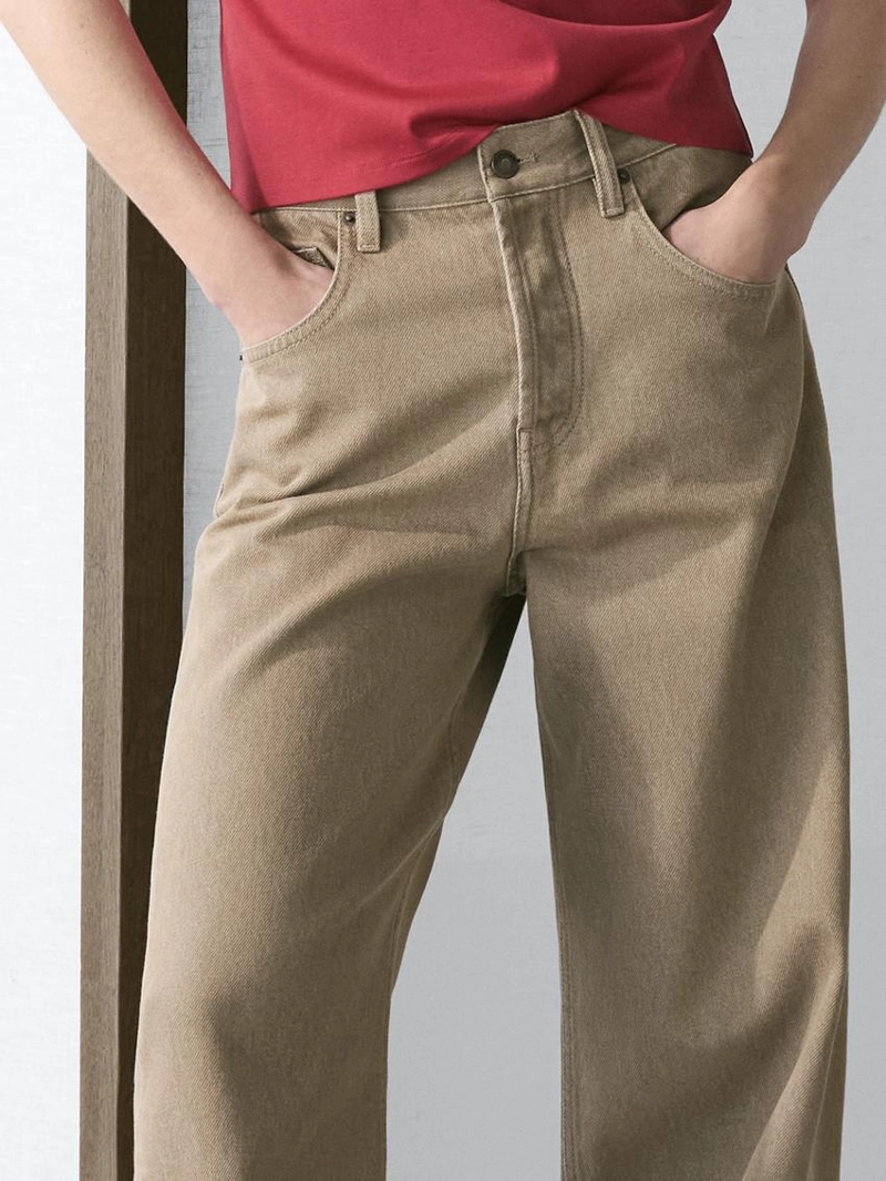 Джинсы с завышенной талией и объемом в районе бедер