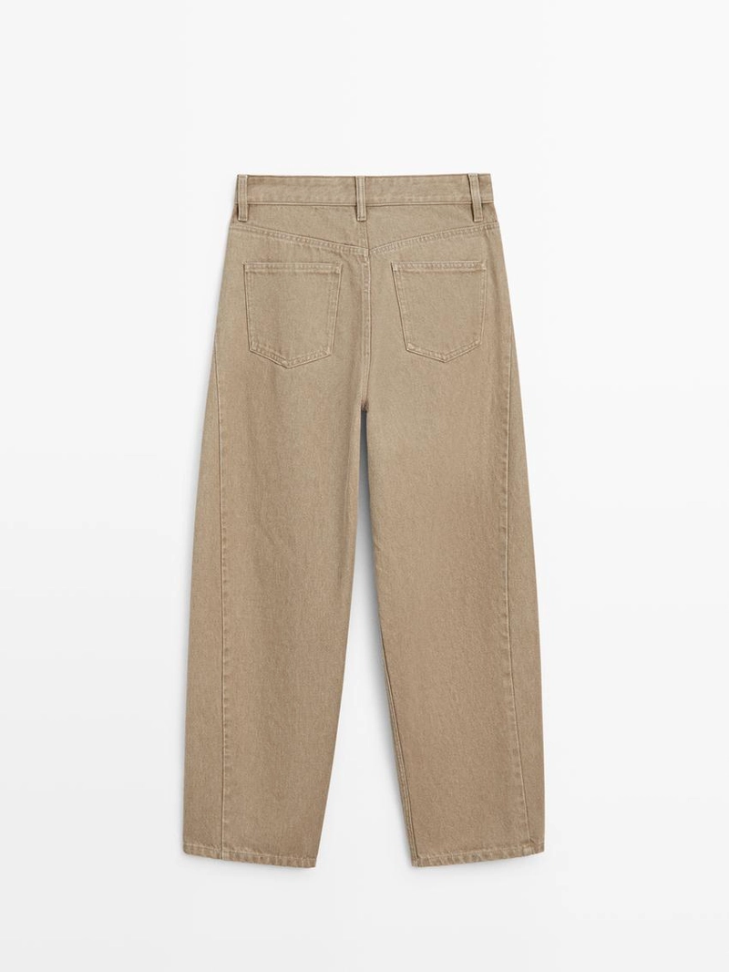 Джинсы с завышенной талией и объемом в районе бедер