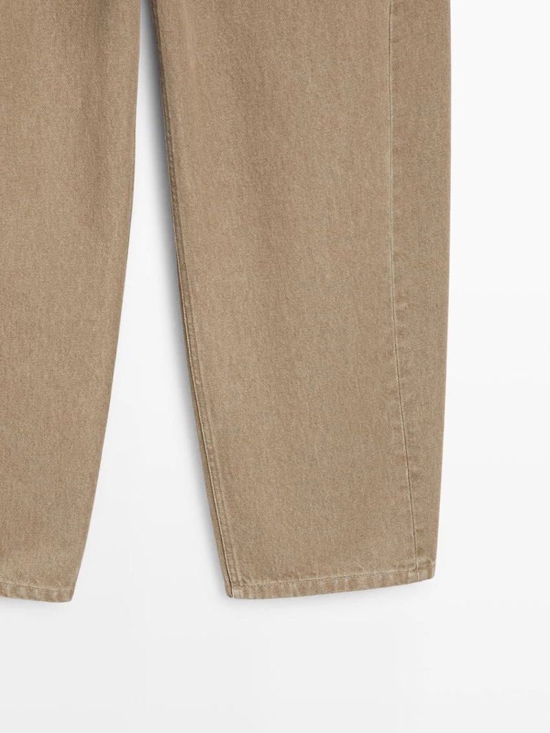 Джинсы с завышенной талией и объемом в районе бедер