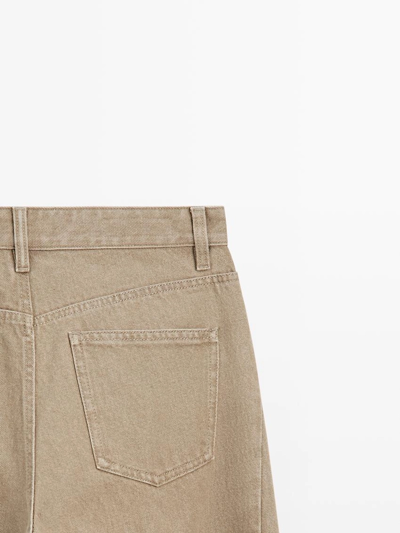 Джинсы с завышенной талией и объемом в районе бедер