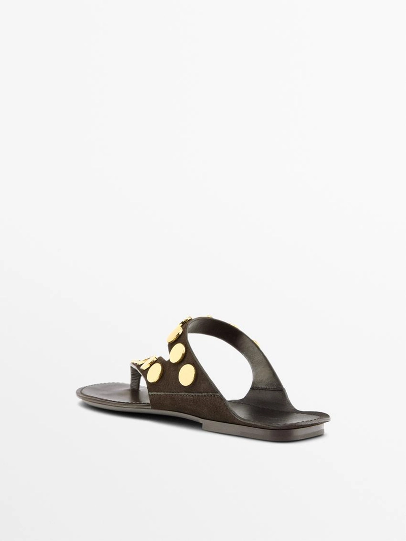 Сандалии из разделанной кожи с заклепками