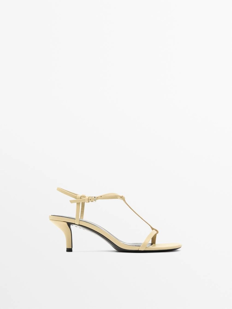 Босоножки на среднем каблуке с ремешками