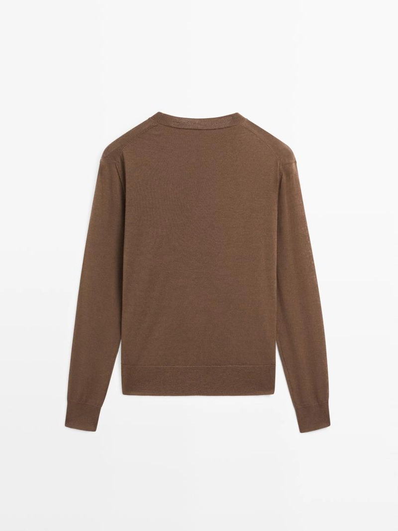 Свитер из тонкой шерсти с круглым вырезом