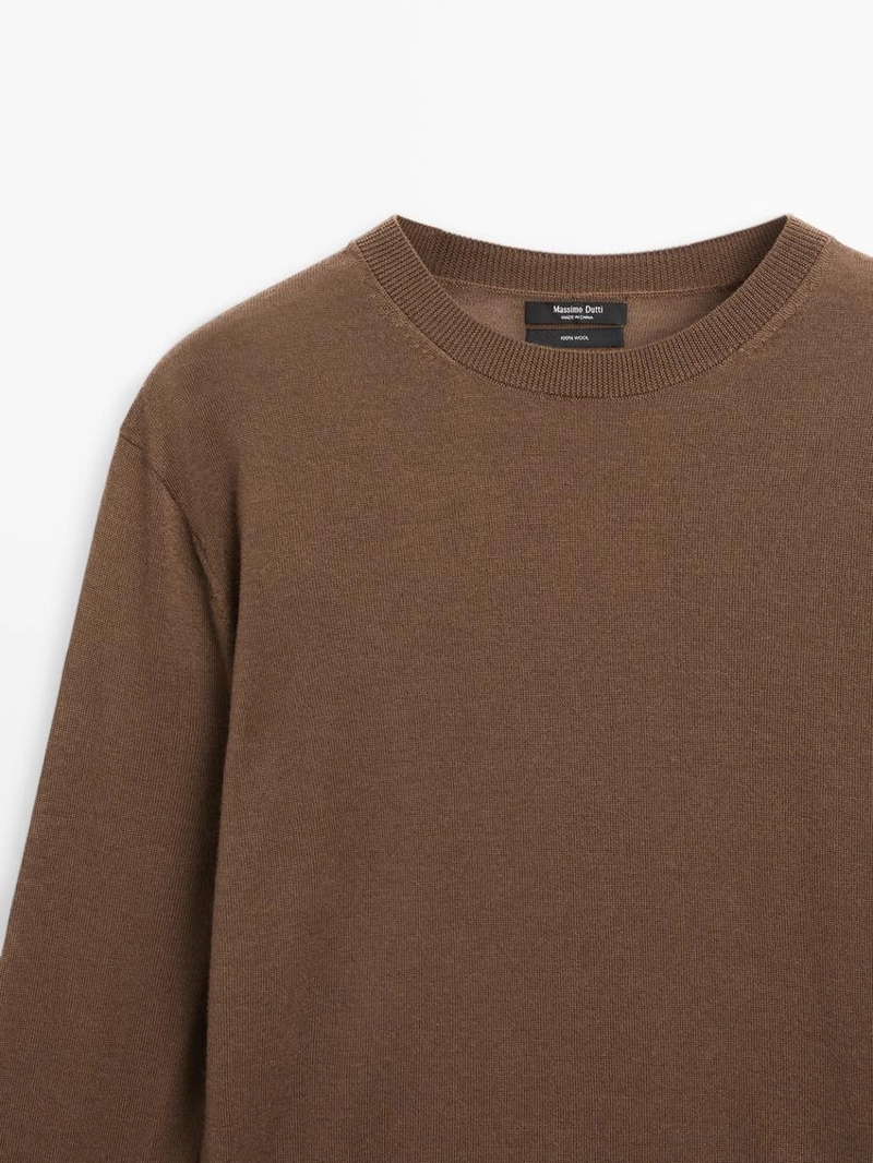 Свитер из тонкой шерсти с круглым вырезом