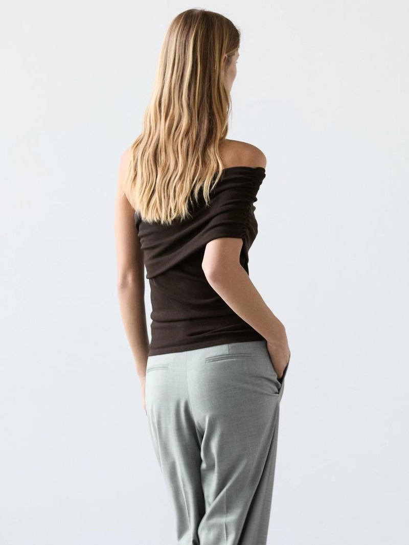 Топ с асимметричным кроем и драпировкой на горловине