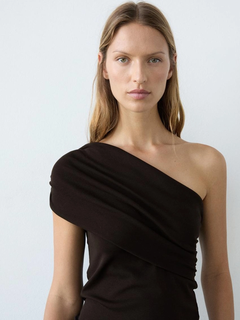 Топ с асимметричным кроем и драпировкой на горловине