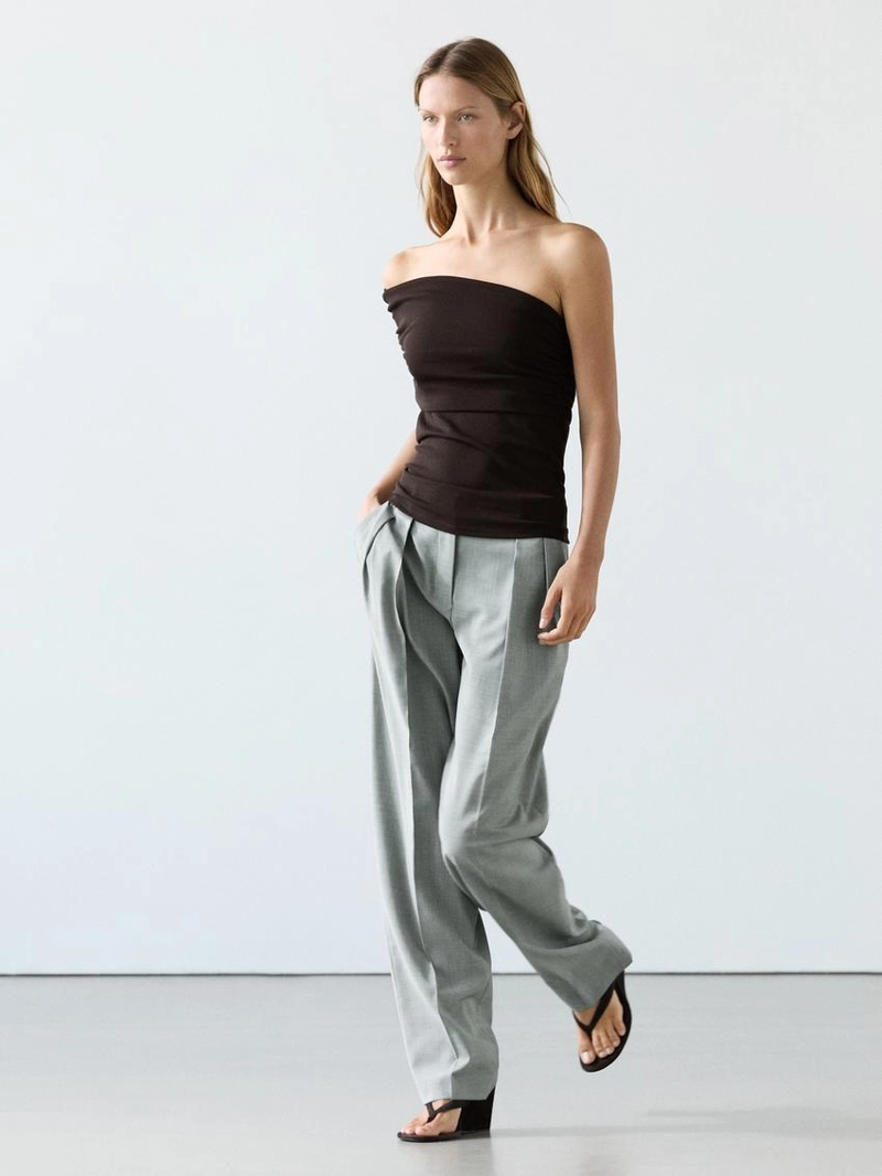 Топ с асимметричным кроем и драпировкой на горловине