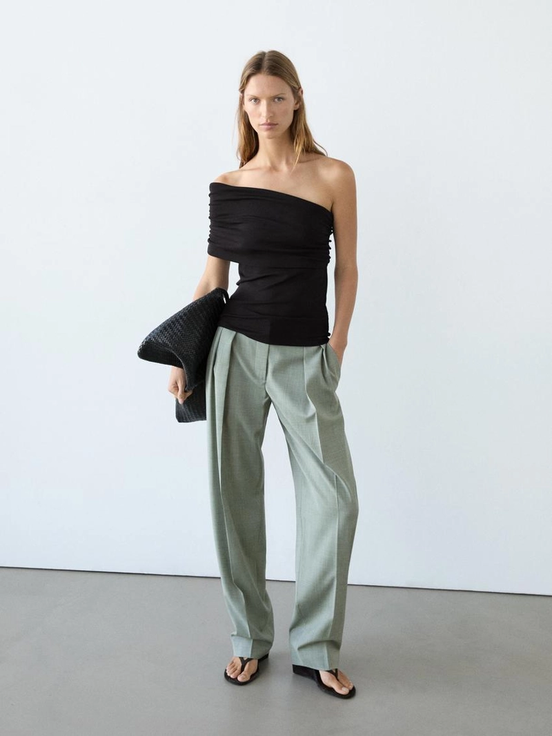 Топ с асимметричным кроем и драпировкой на горловине