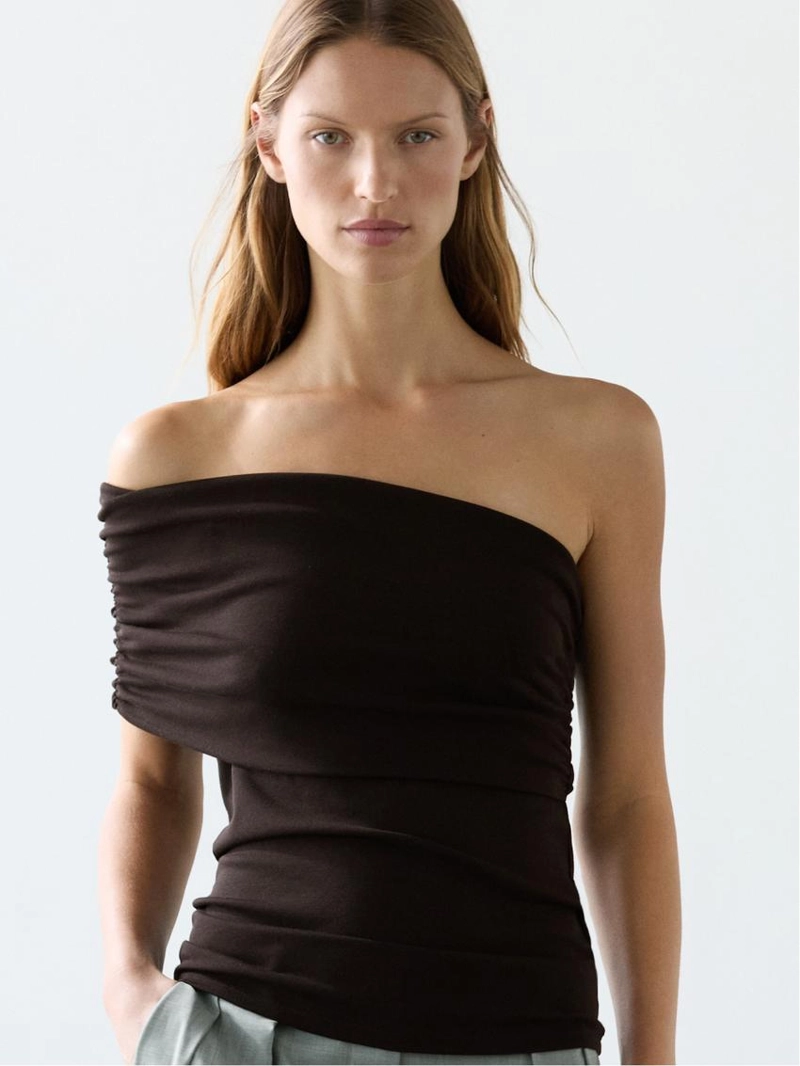 Топ с асимметричным кроем и драпировкой на горловине