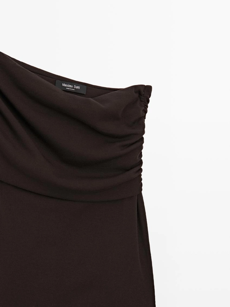 Топ с асимметричным кроем и драпировкой на горловине