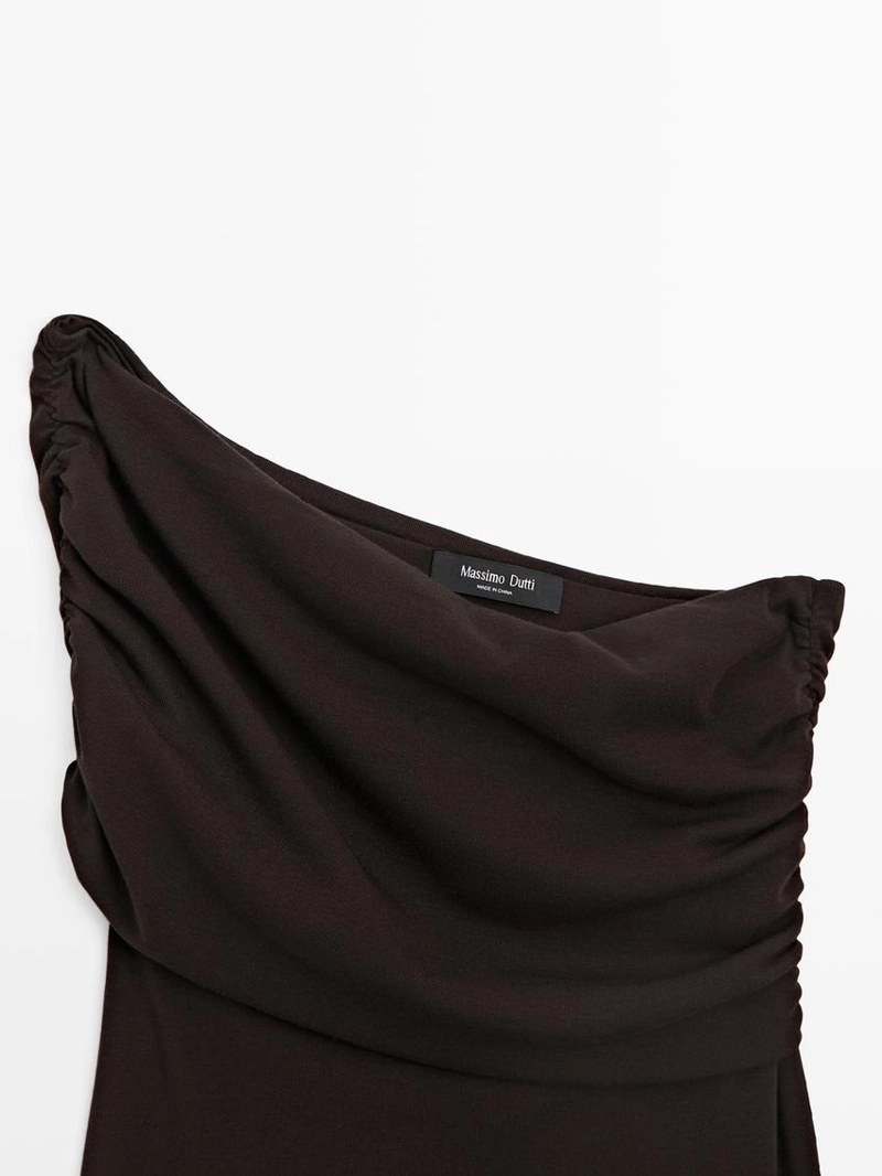 Топ с асимметричным кроем и драпировкой на горловине