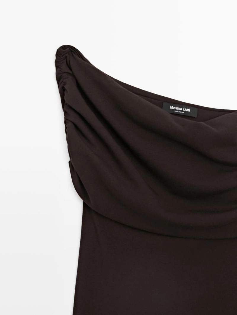 Топ с асимметричным кроем и драпировкой на горловине