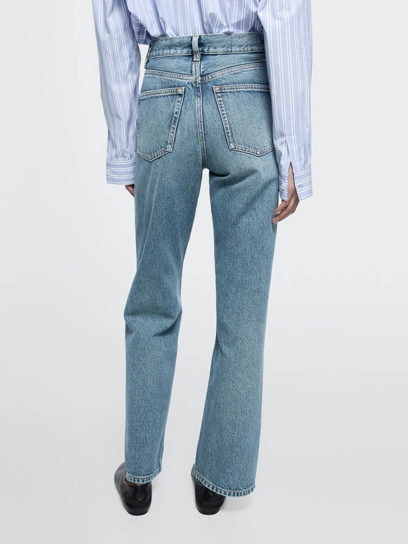 Джинсы с прямыми брючинами и высокой посадкой