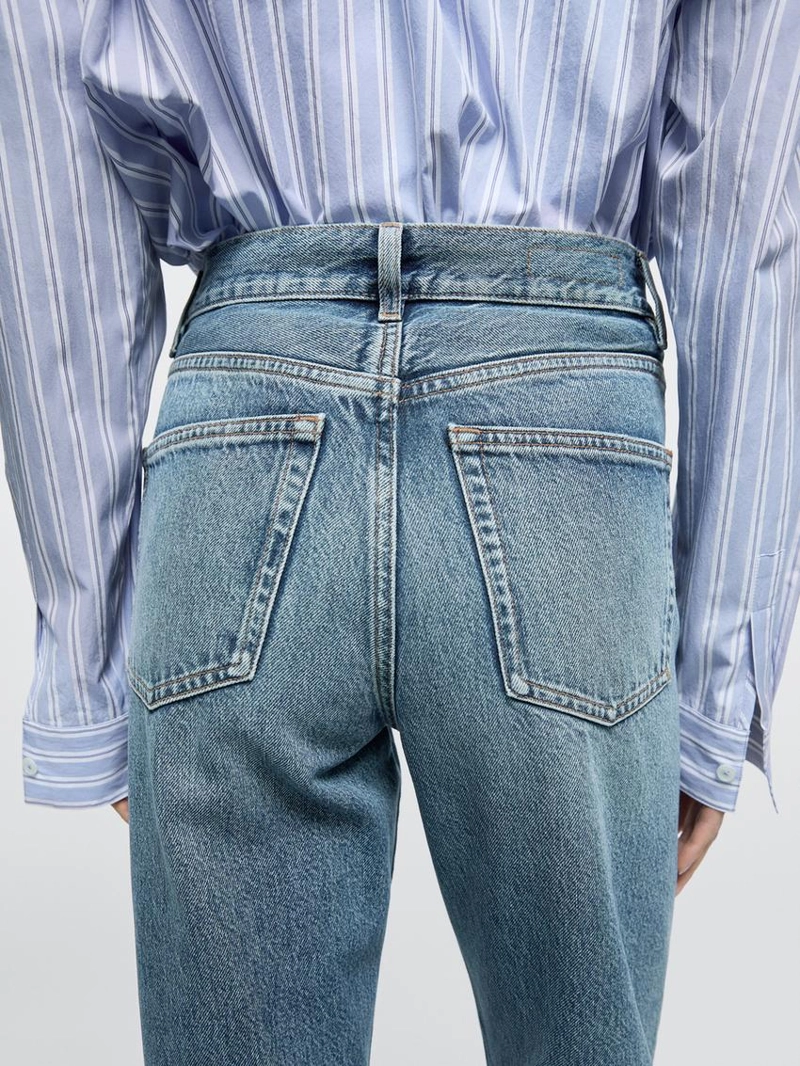 Джинсы с прямыми брючинами и высокой посадкой