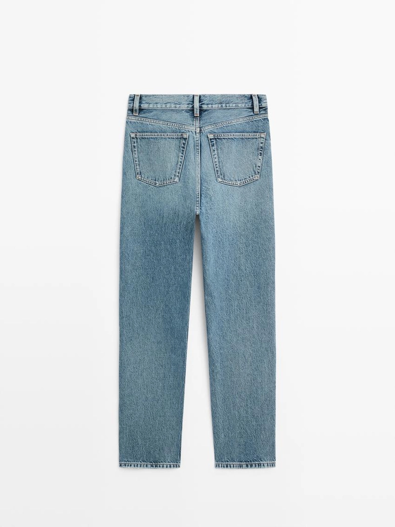 Джинсы с прямыми брючинами и высокой посадкой