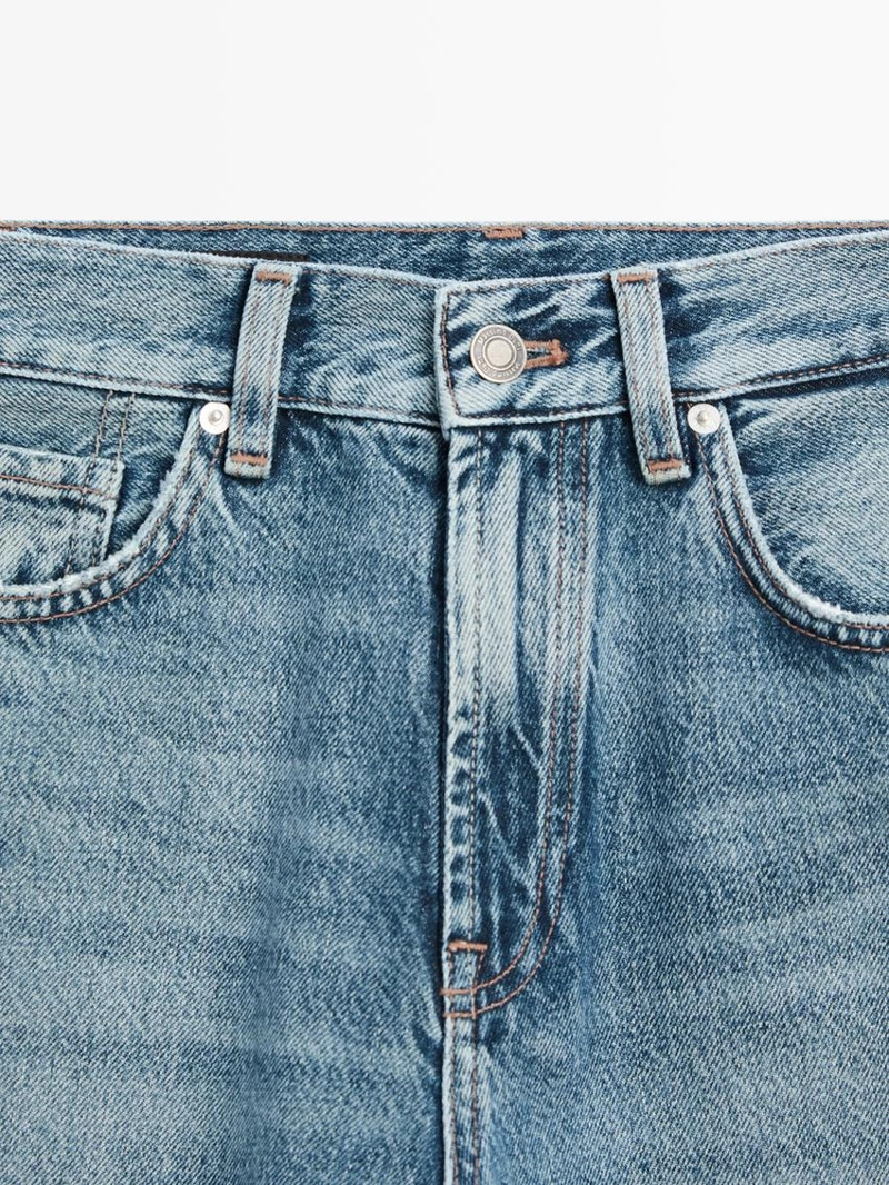 Джинсы с прямыми брючинами и высокой посадкой