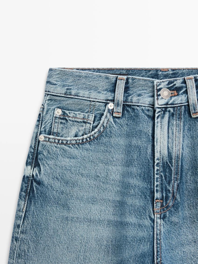 Джинсы с прямыми брючинами и высокой посадкой