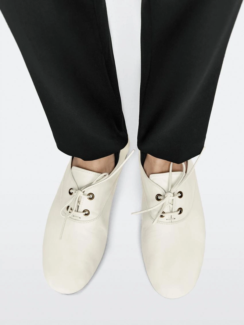 Мягкие кожаные туфли на шнуровке