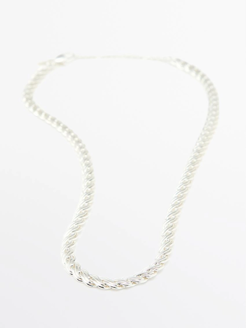 Серебристое ожерелье с цепочками