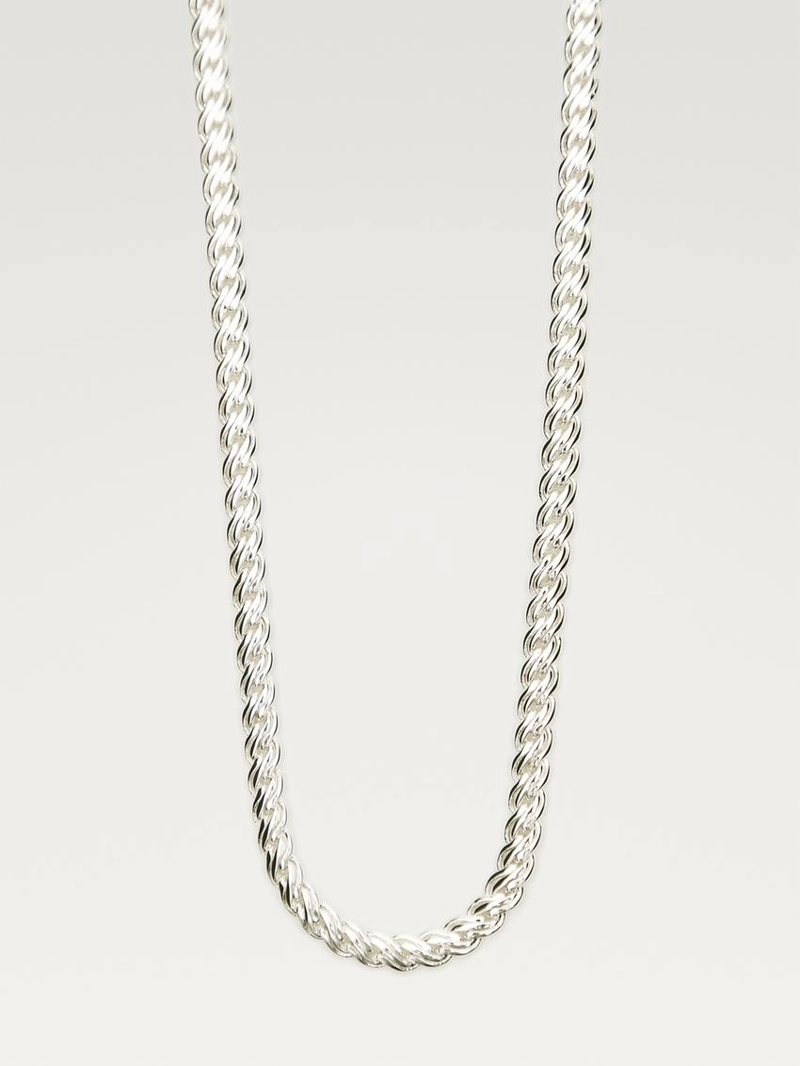 Серебристое ожерелье с цепочками