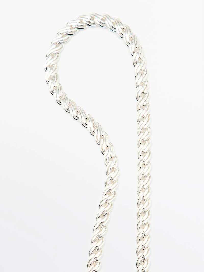 Серебристое ожерелье с цепочками