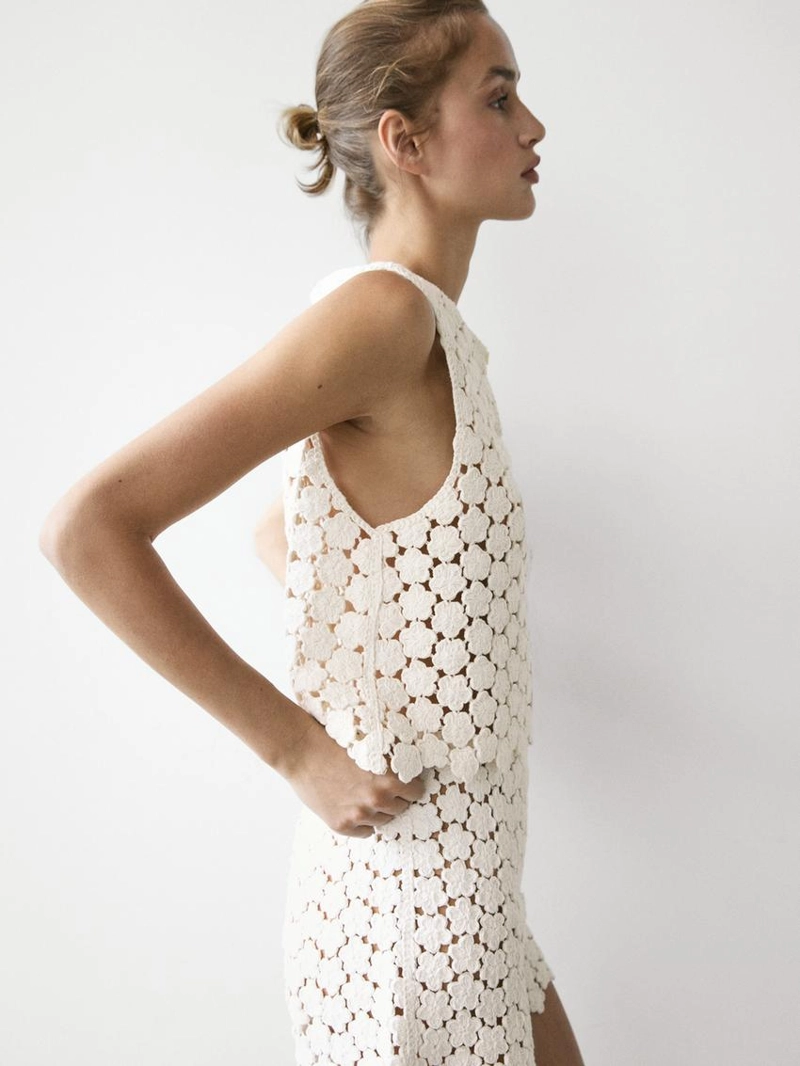 Хлопковый жилет с кружевными цветами