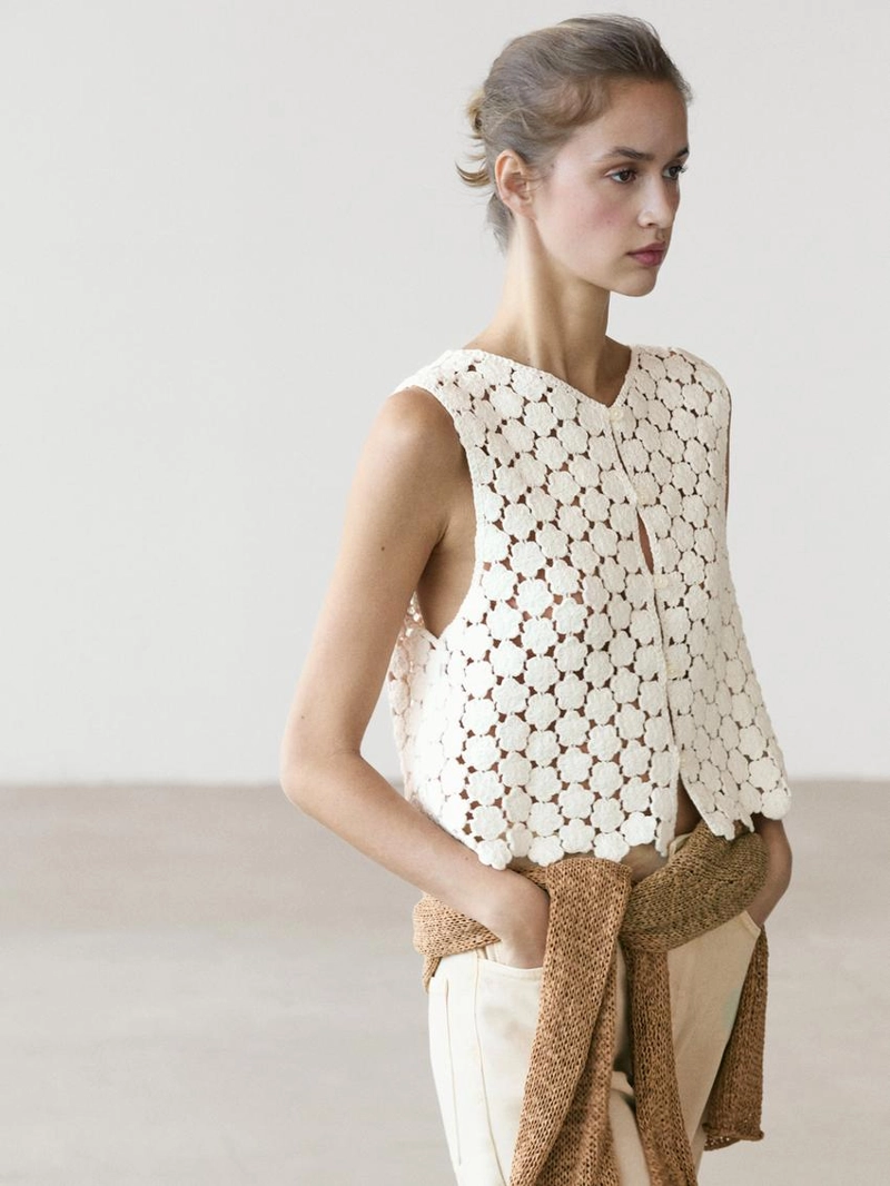 Хлопковый жилет с кружевными цветами