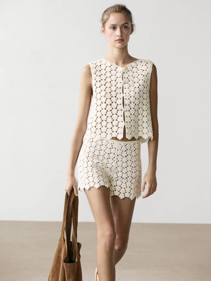 Хлопковый жилет с кружевными цветами