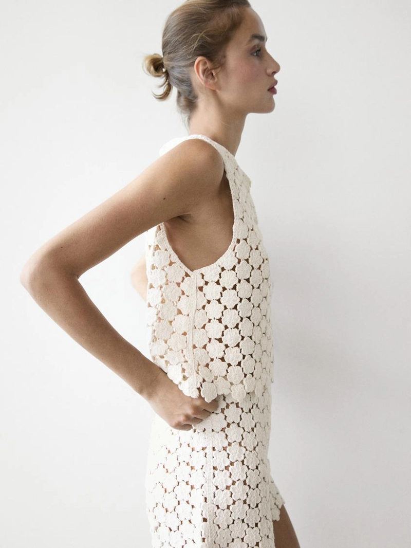 Хлопковый жилет с кружевными цветами