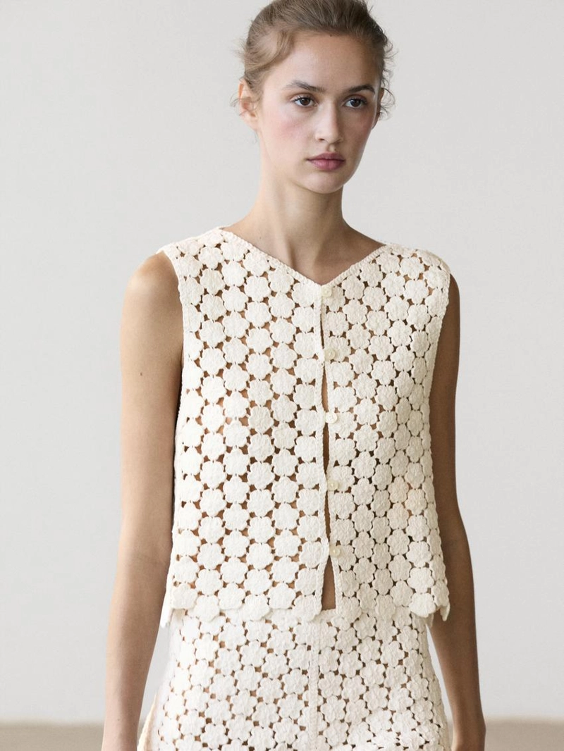 Хлопковый жилет с кружевными цветами