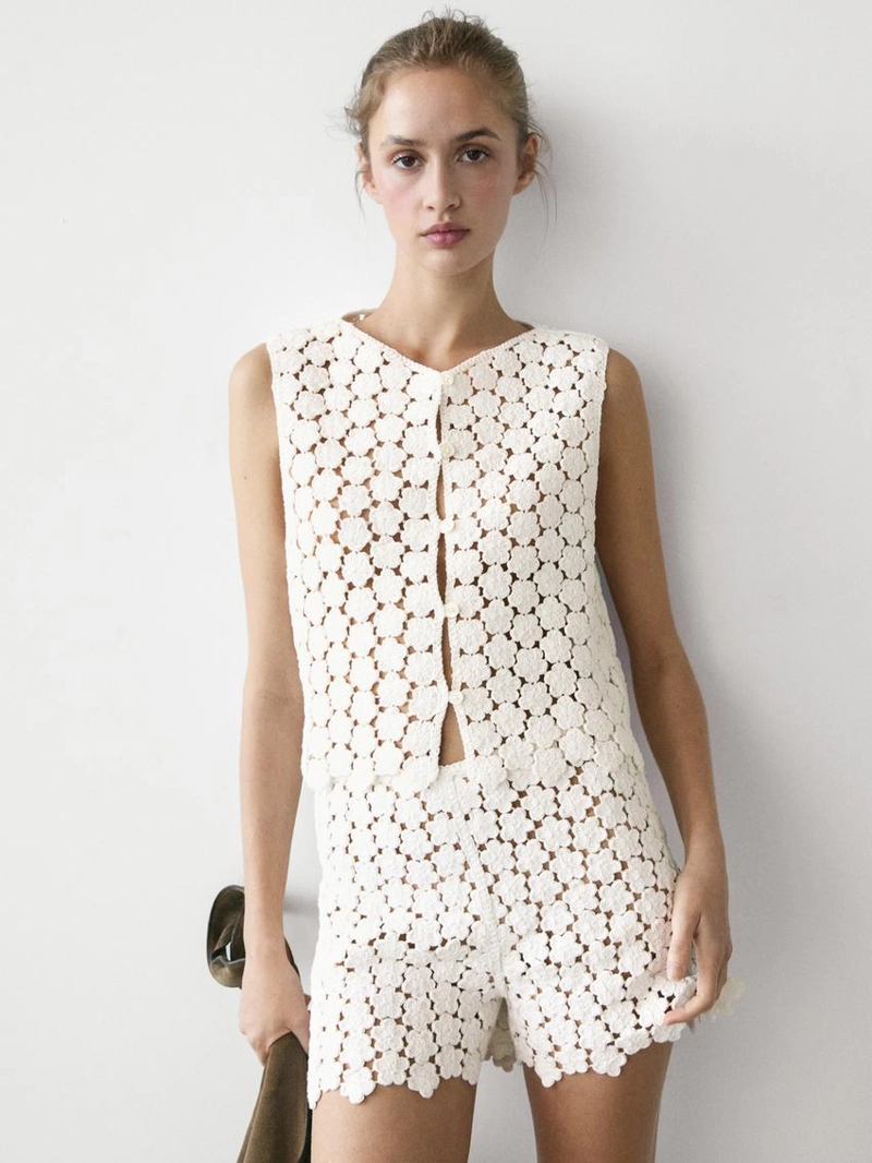 Хлопковый жилет с кружевными цветами