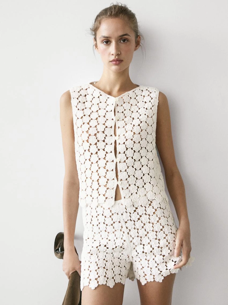 Хлопковый жилет с кружевными цветами