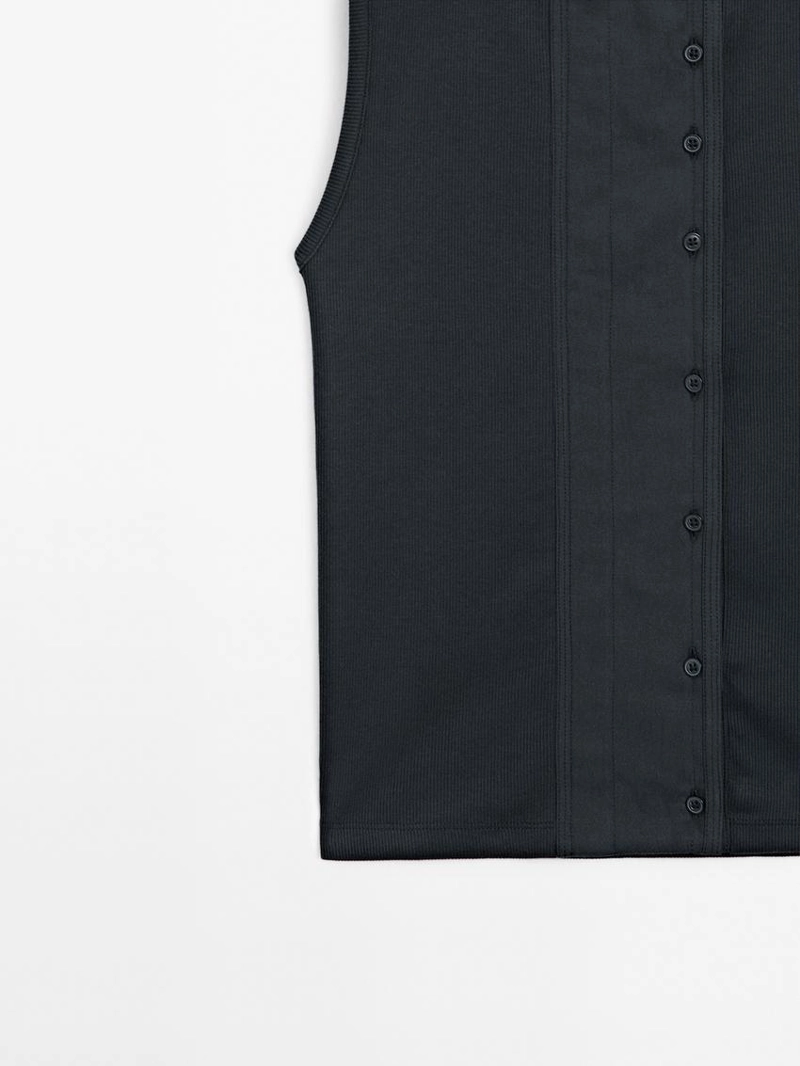 Топ из хлопково-синтетической смеси с деталями планки