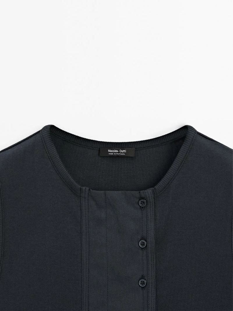 Топ из хлопково-синтетической смеси с деталями планки