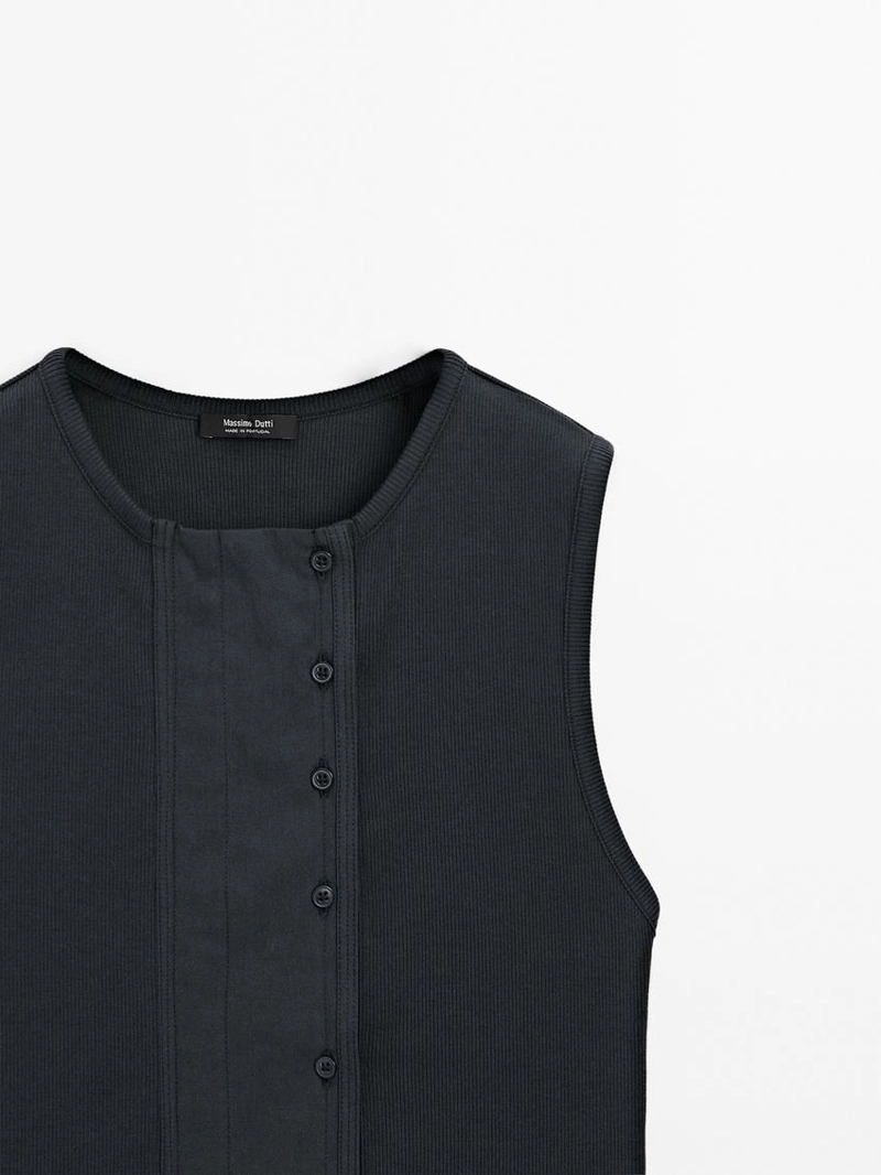 Топ из хлопково-синтетической смеси с деталями планки