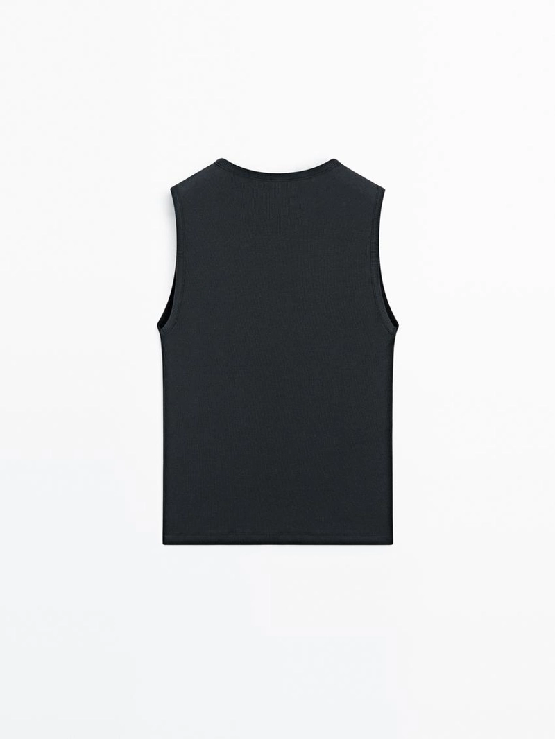 Топ из хлопково-синтетической смеси с деталями планки